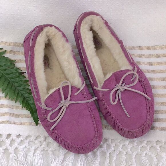 UGG Magenta Pink Sheepskin Lined Suede DAKOTA Slipper Moccasins - Picture 2 of 11